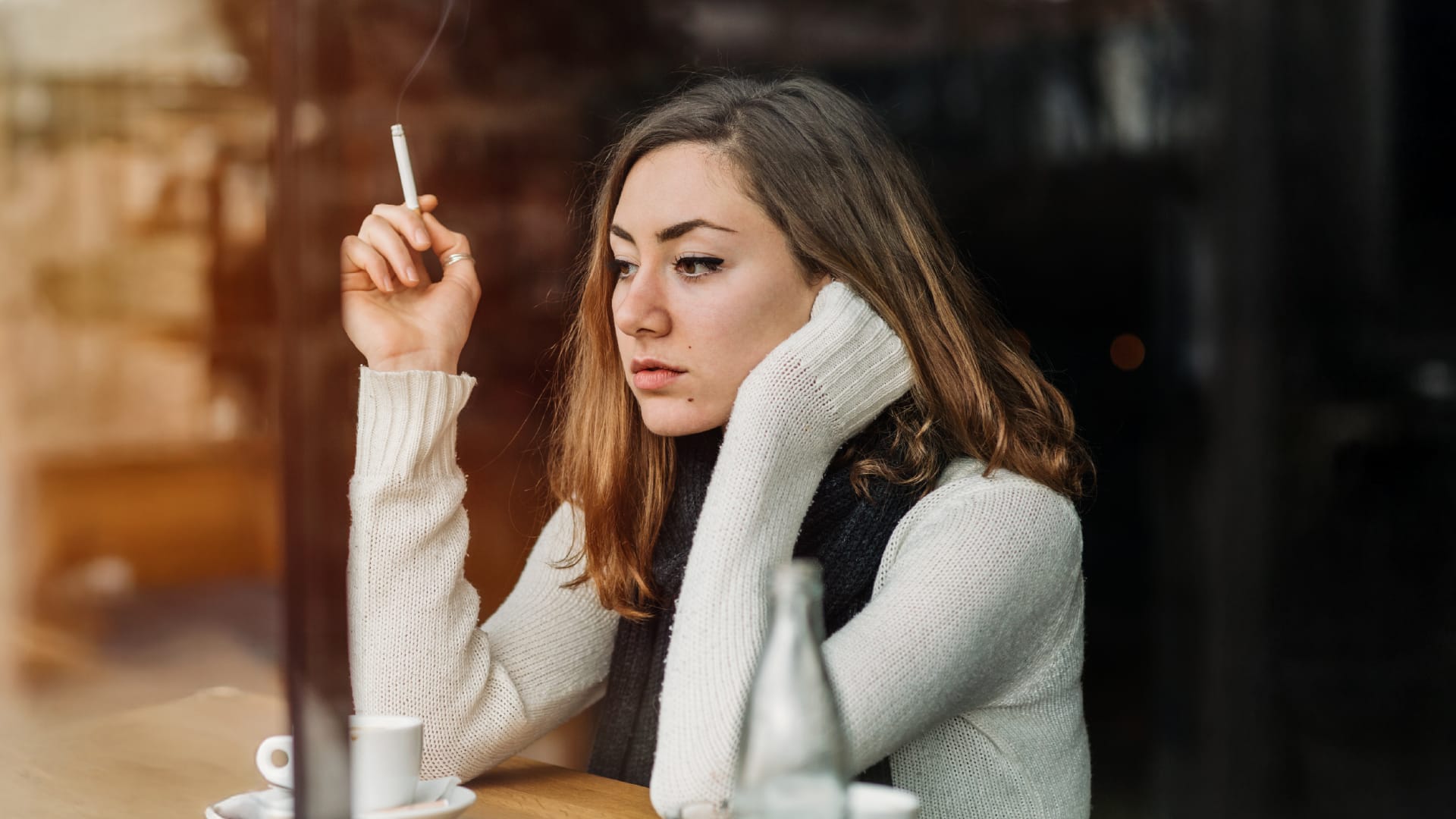 Tabaco y caída del cabello: cómo afecta fumar a tu salud capilar